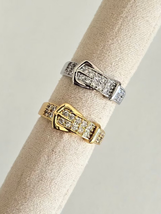 Gros plan sur les détails pavés de strass de la bague Cyntia.