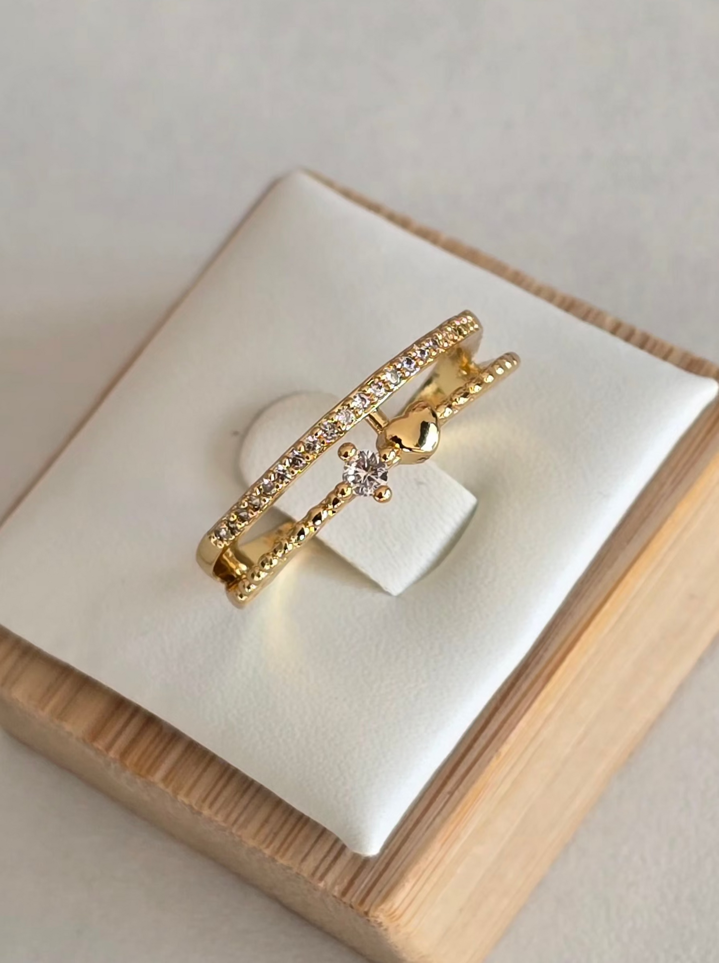 Pierre centrale brillante de la bague Désir 