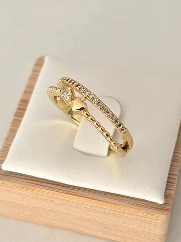 Détail du petit coeur doré de la bague Désir 