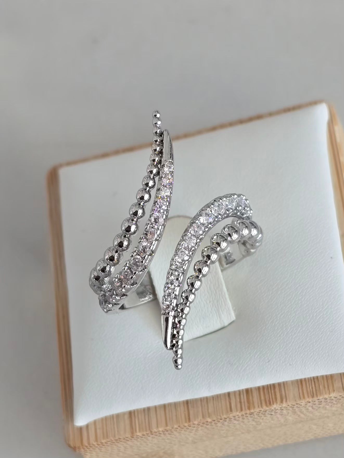 Bague ouverte ajustable avec détails perlés et zircons