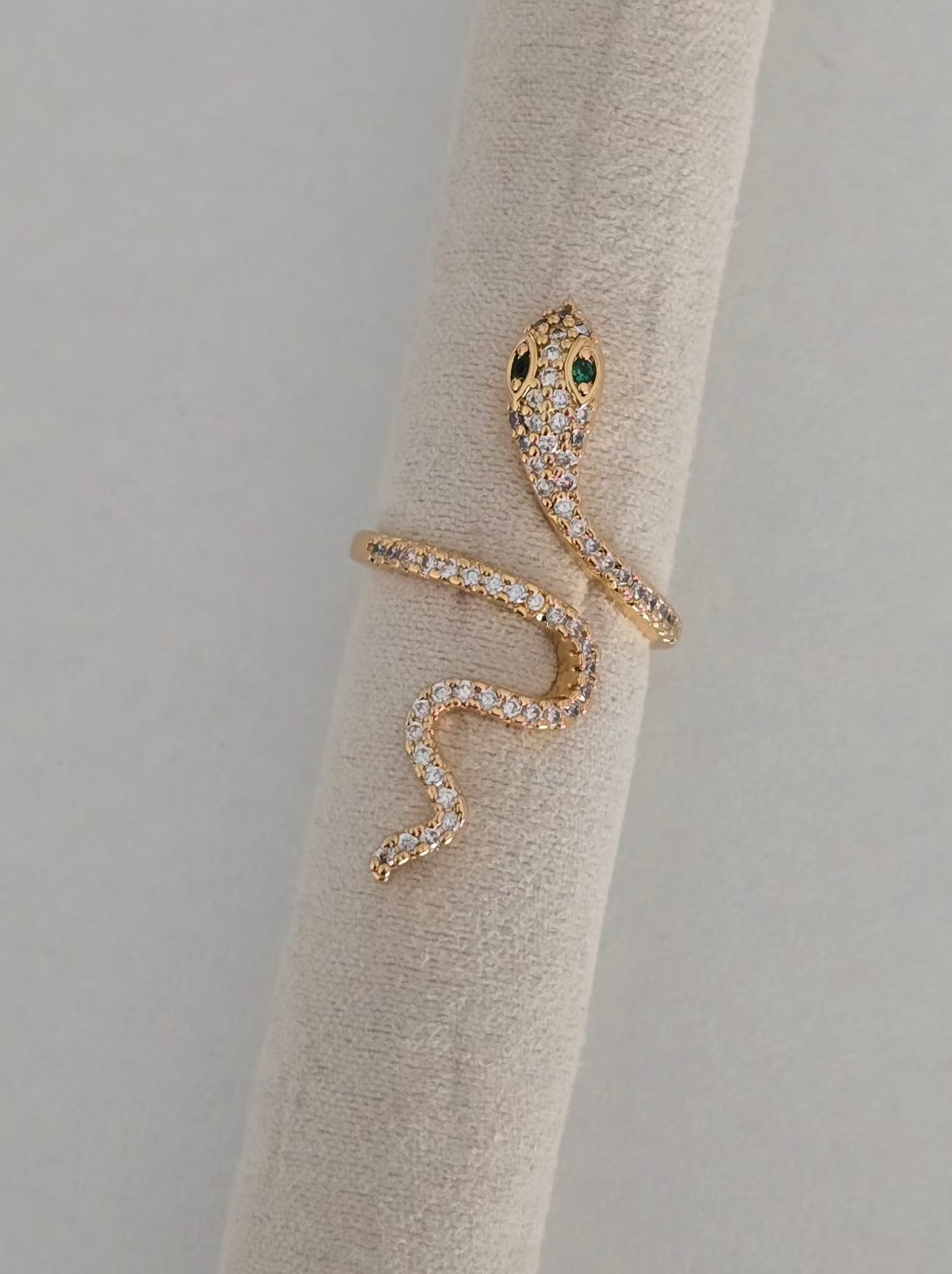 Yeux verts hypnotiques de la bague serpent Hypnose 