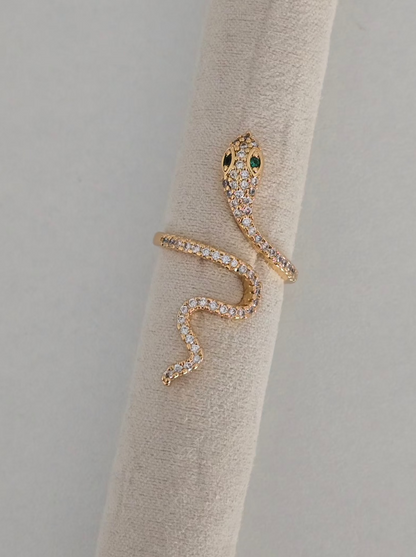 Yeux verts hypnotiques de la bague serpent Hypnose 