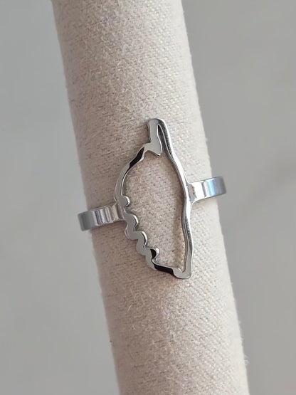 Bague ile de Beauté argentée en acier inoxydable, ajustable avec contour de la Corse et finition brillante.