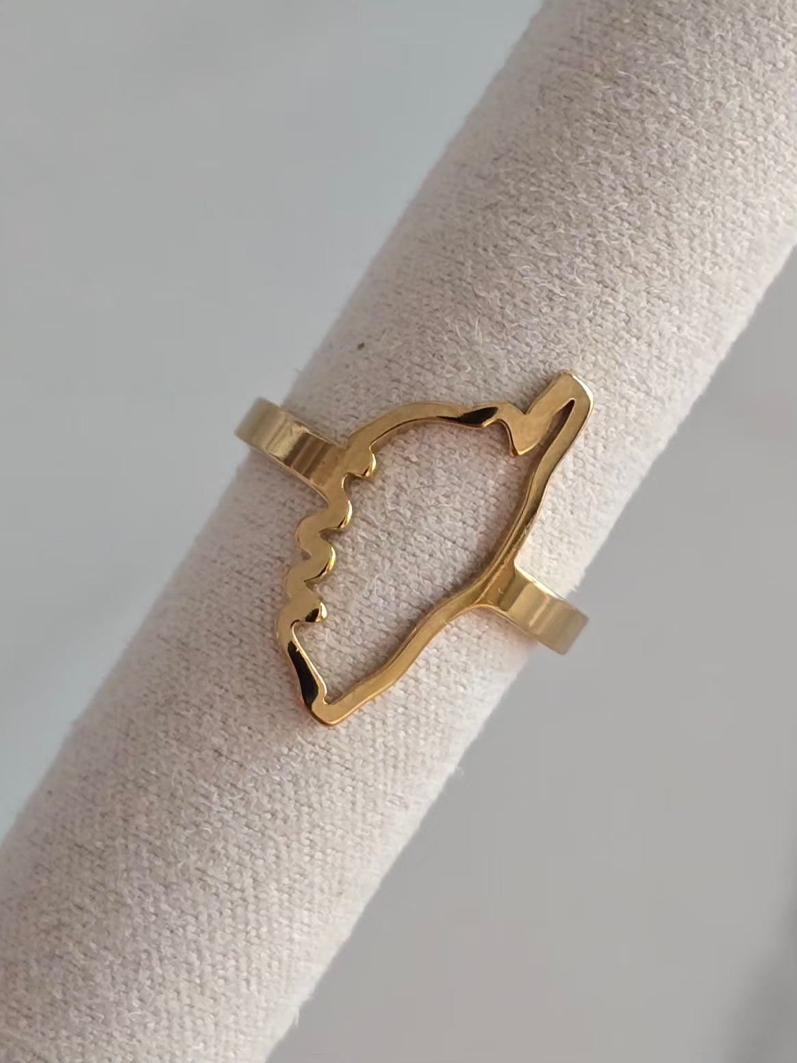 Bague Ile de Beauté avec contour de la Corse en acier inoxydable, finition brillante.