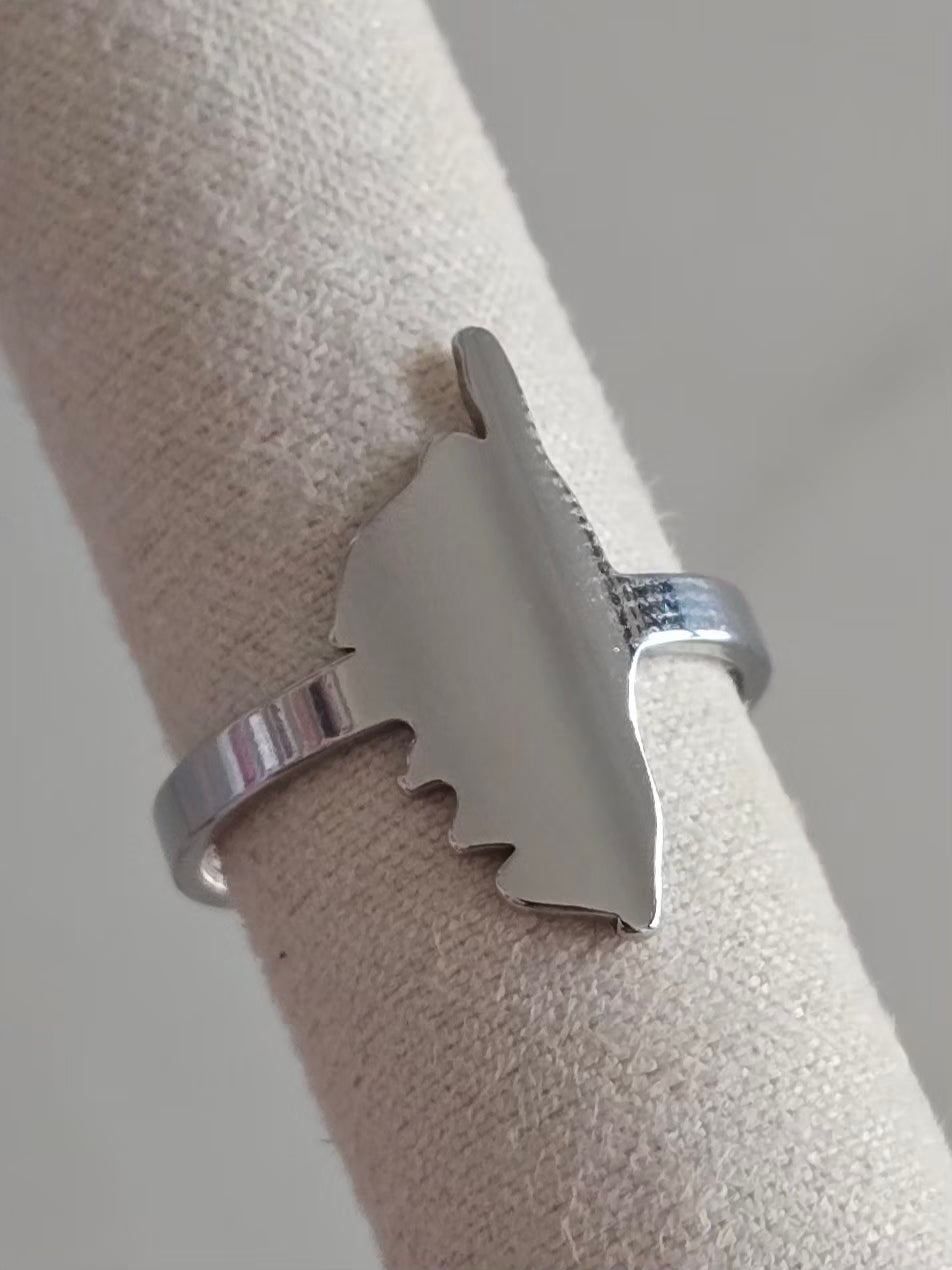 Bague Isula en acier inoxydable argenté avec motif Corse, ajustable et finition brillante effet miroir. 