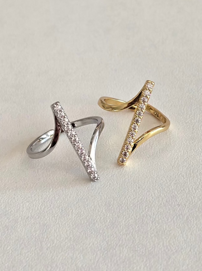 Bague Linéa dorée ou argentée avec ligne pavée de strass 