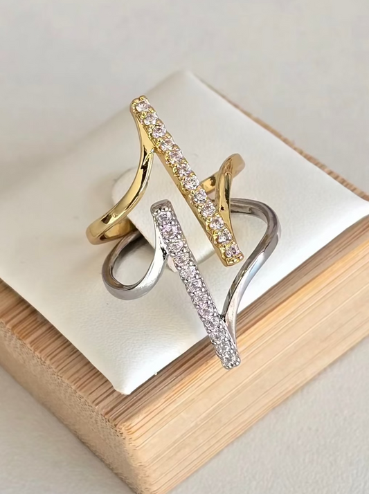 Bague Linéa au style minimal chic sur présentoir