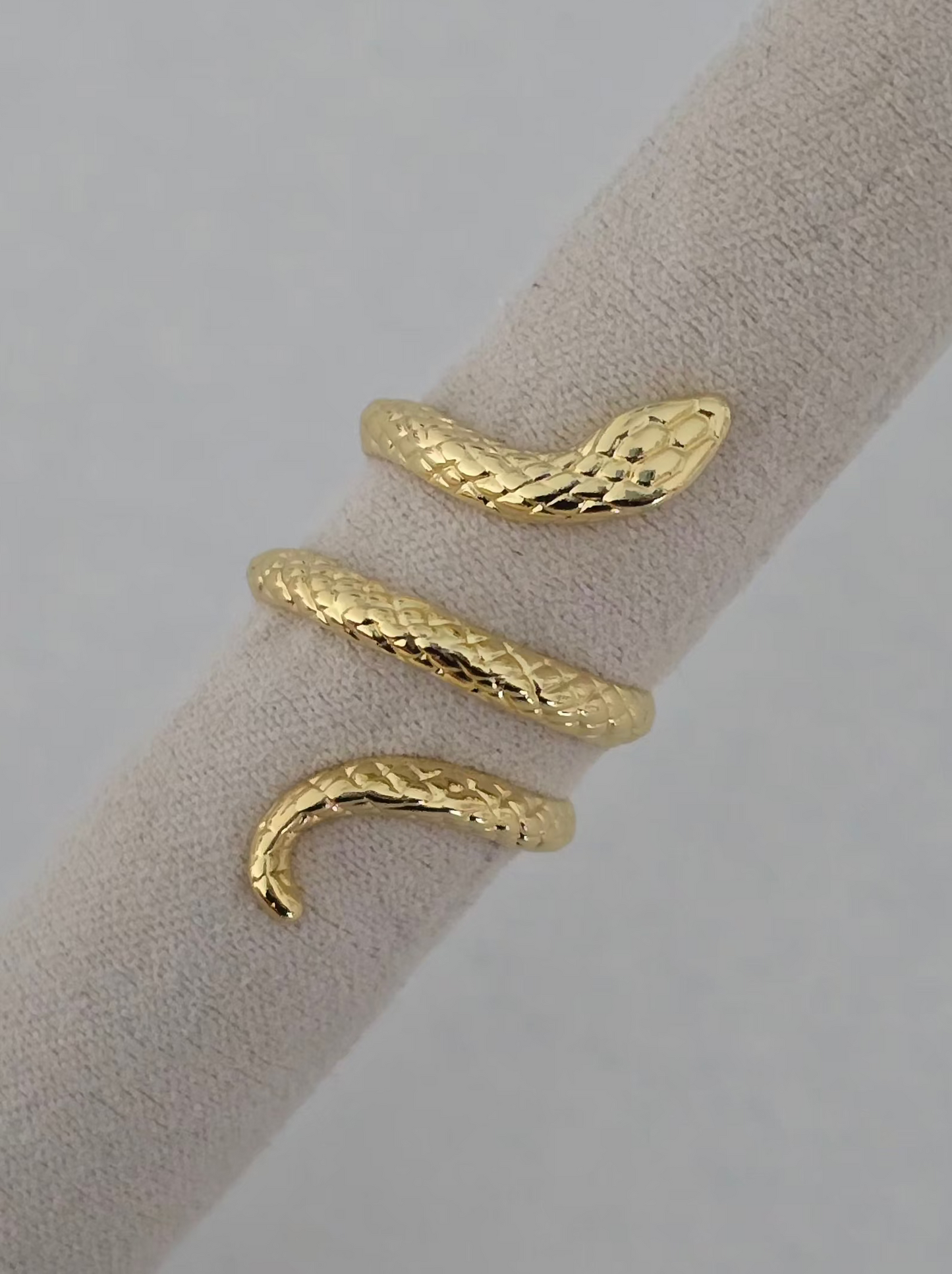 Finition dorée lumineuse de la bague Nyra 