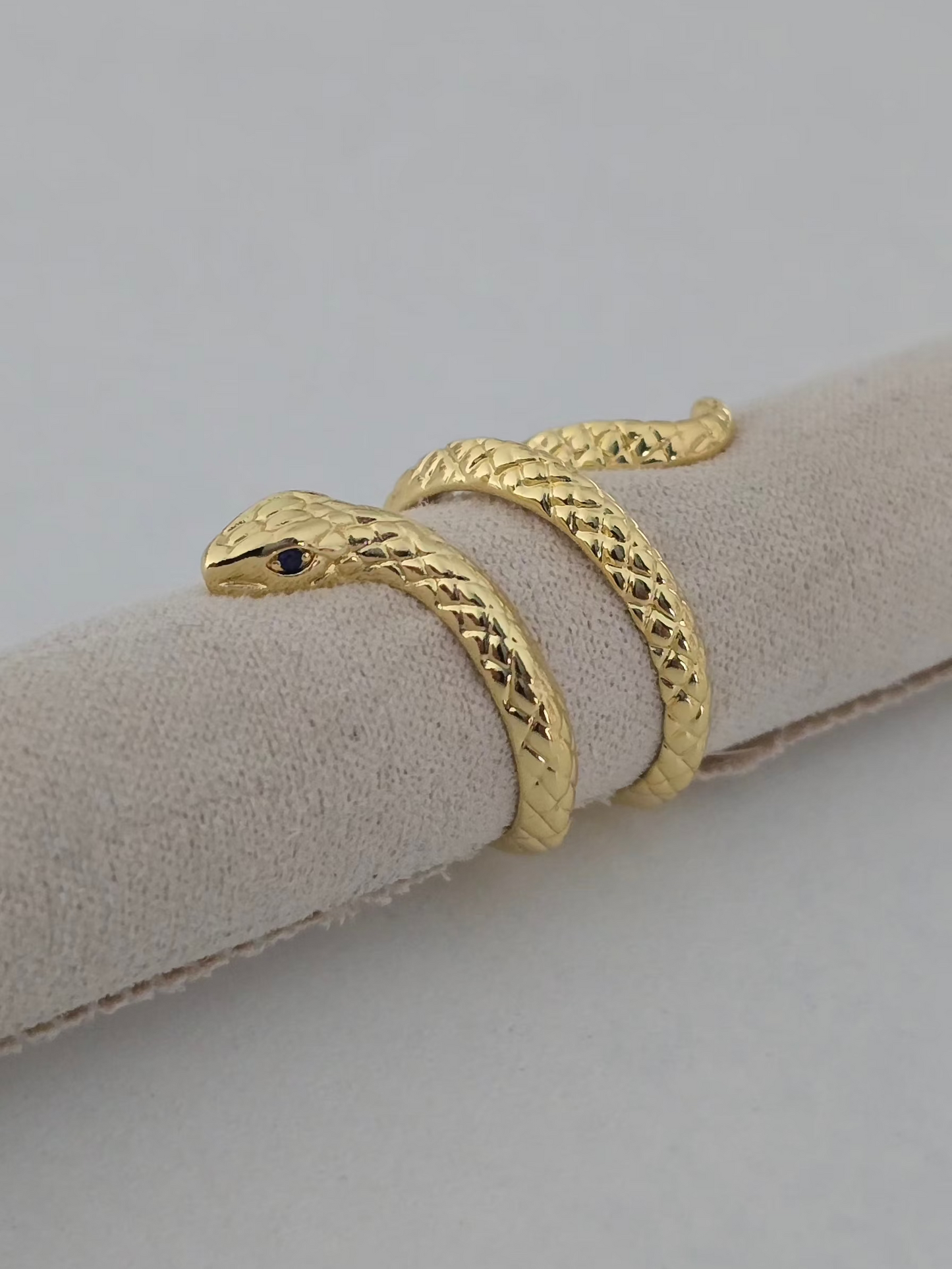 Bague Nyra serpent enroulé autour du doigt