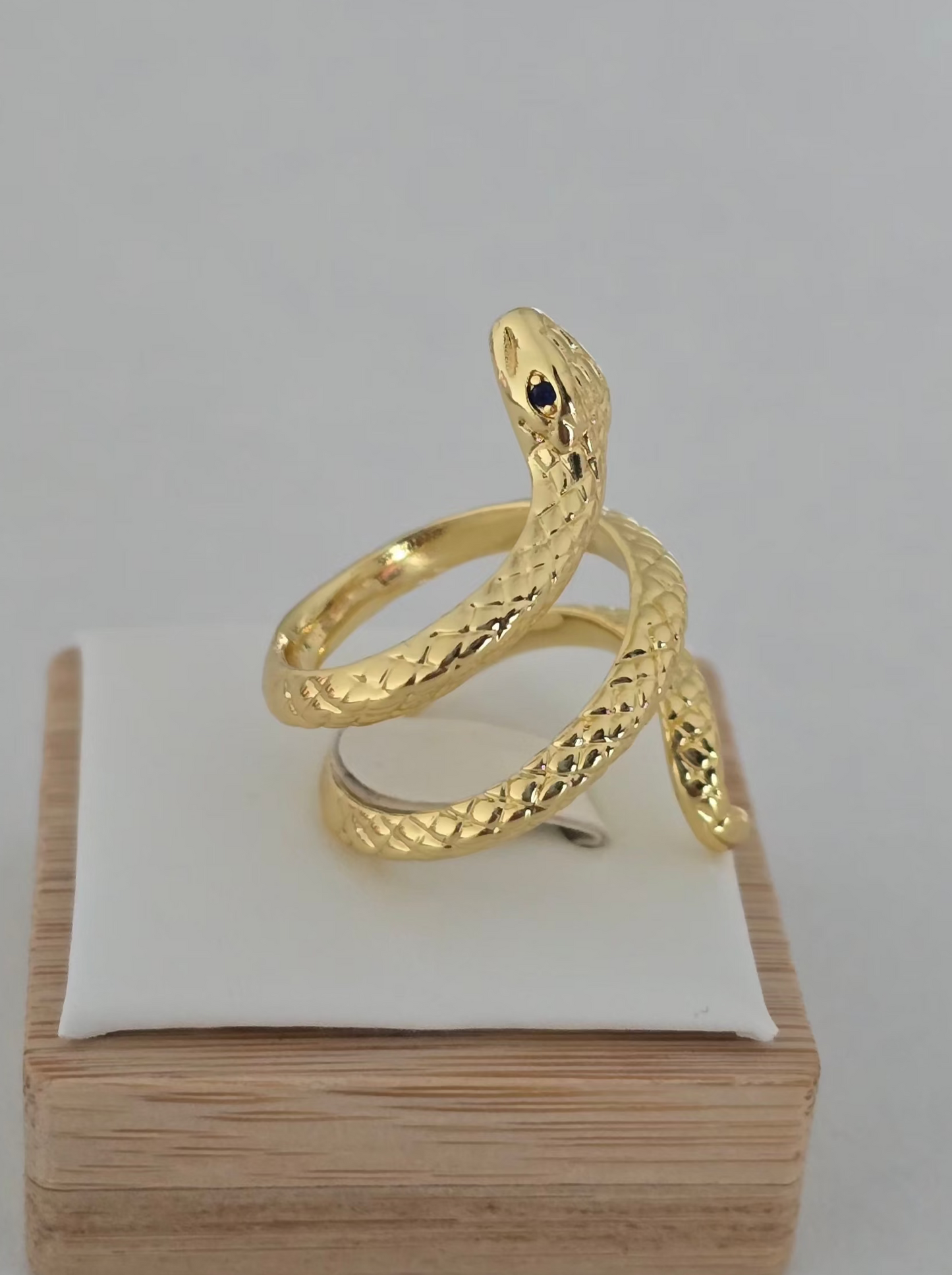 Texture détaillée du serpent doré de la bague Nyra 