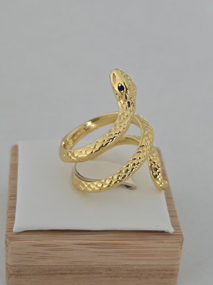 Texture détaillée du serpent doré de la bague Nyra 
