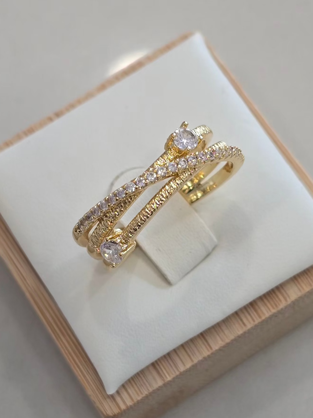 Finition dorée brillante de la bague Sélène en acier inoxydable