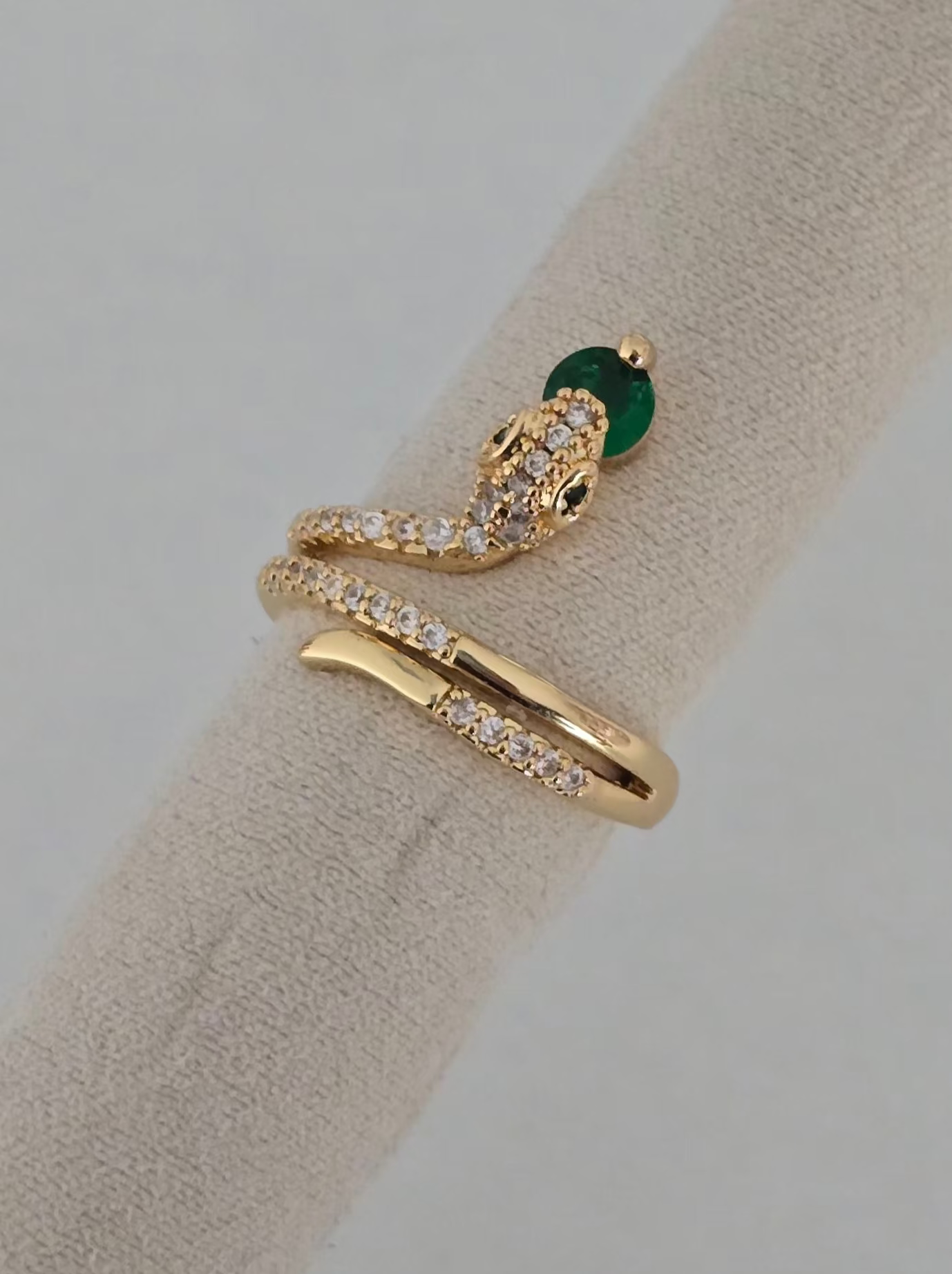 Bague Zya serpent en acier inoxydable doré avec strass verts et argentés 