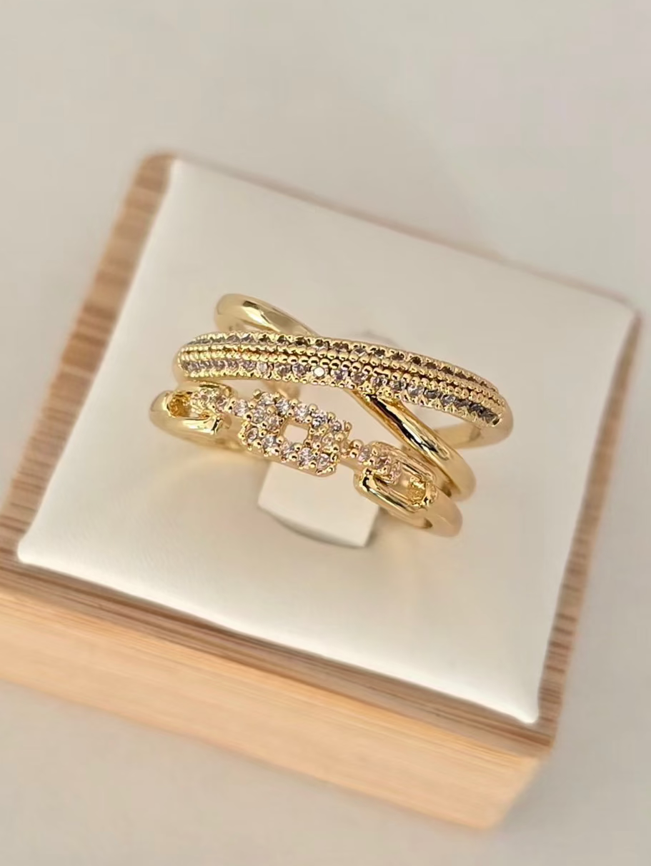Gros plan sur les strass argentés brillants de la bague Vélia