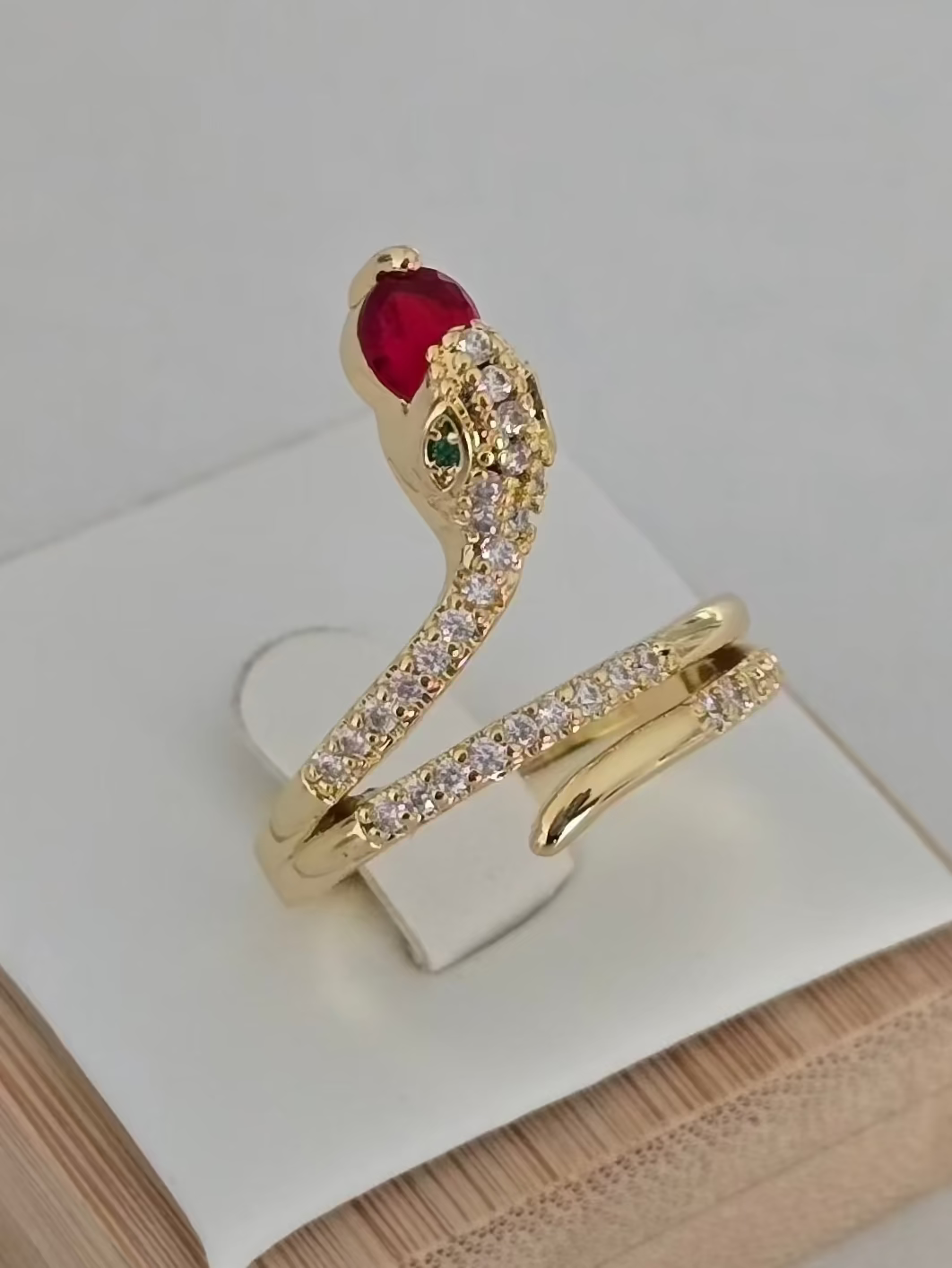 Détail de la tête du serpent pavée de strass de la bague Zéna