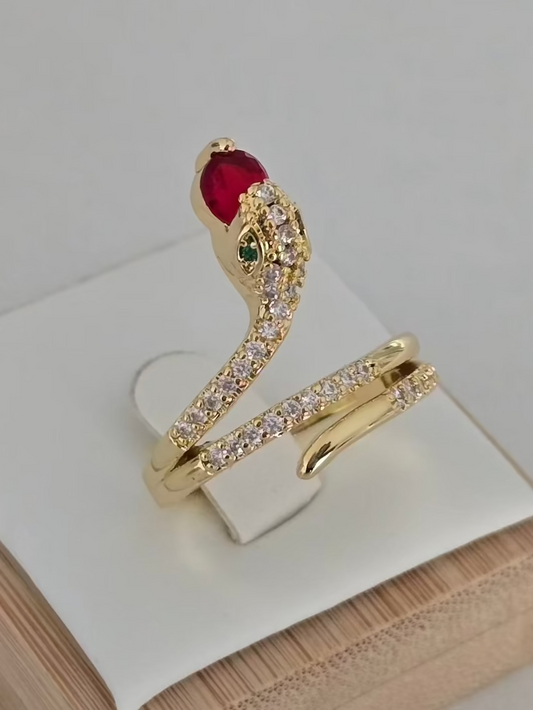 Détail de la tête du serpent pavée de strass de la bague Zéna