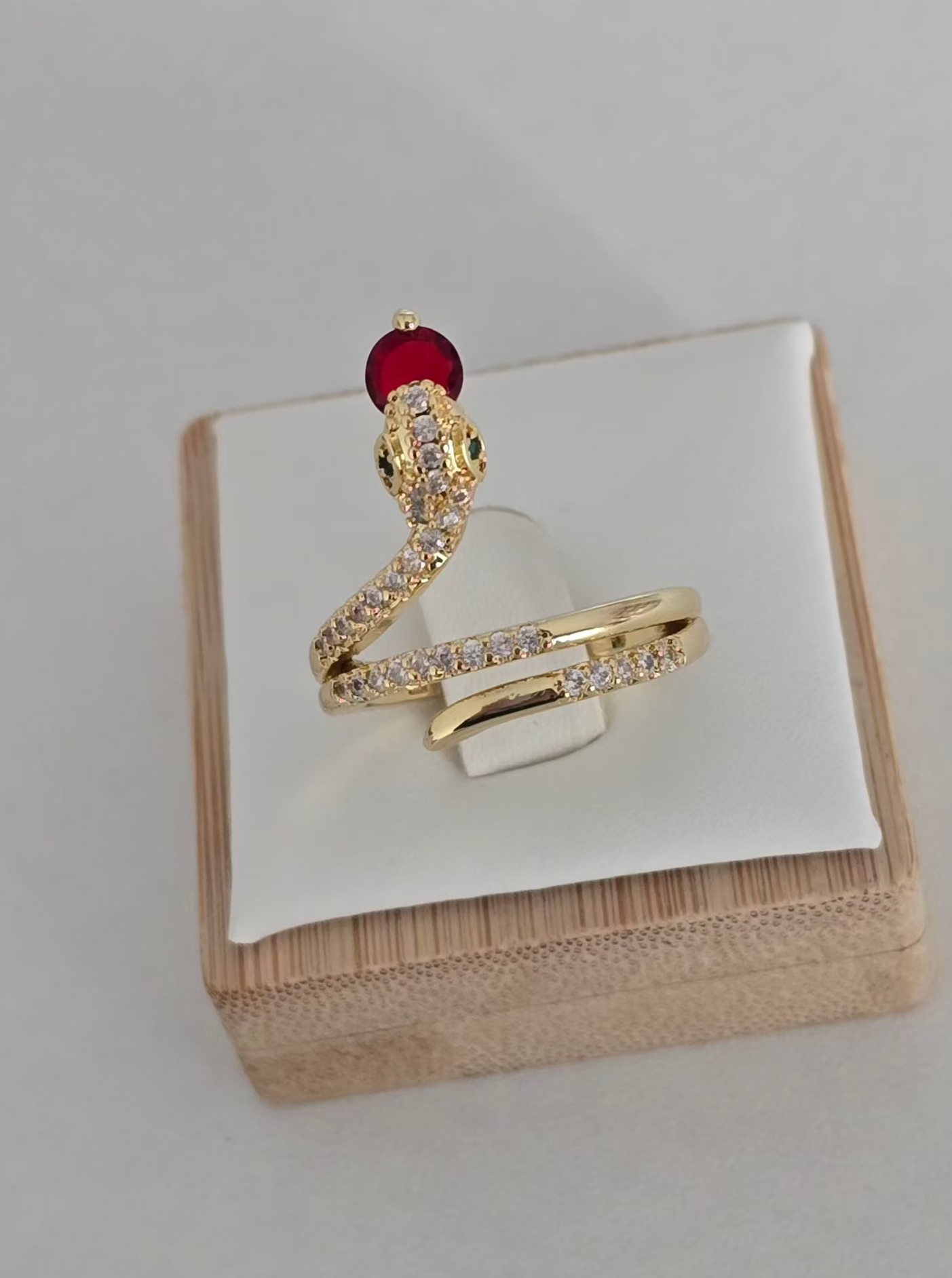 Finition dorée brillante de la bague Zéna
