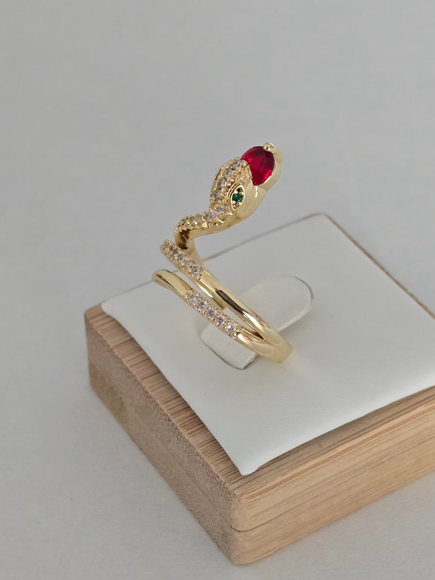 Pierre rouge brillante de la bague serpent Zéna