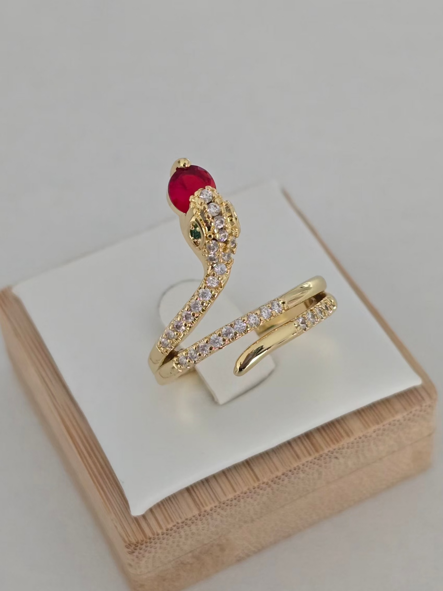 Bague Zéna au style mystique et chic portée au doigt