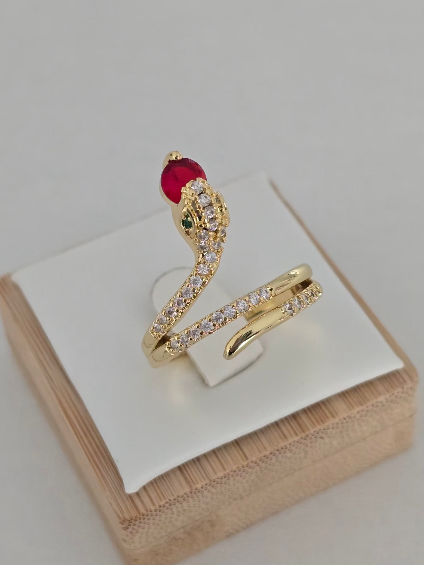 Bague Zéna au style mystique et chic portée au doigt