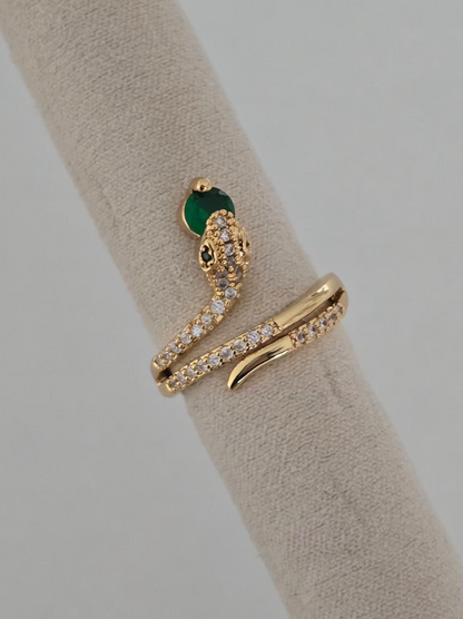 Détail des strass argentés pavés sur la bague Zya