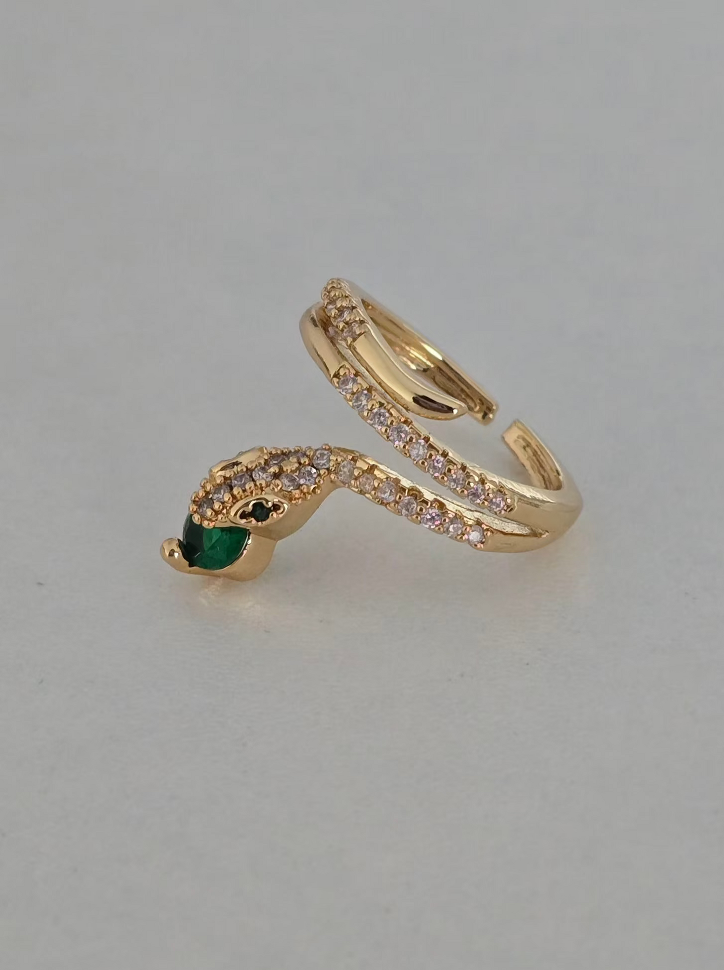 Finition dorée lumineuse de la bague Zya
