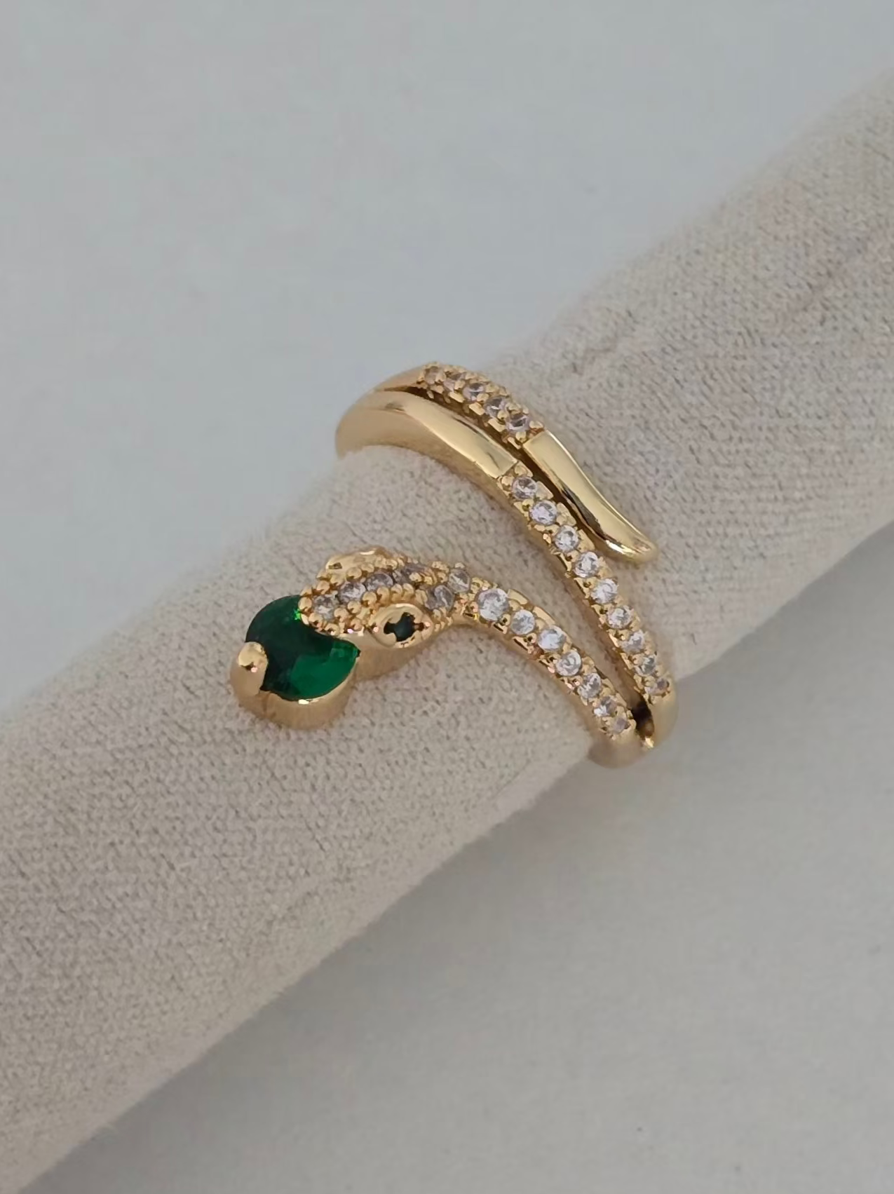 Bague Zya avec pierre verte dans la bouche du serpent 