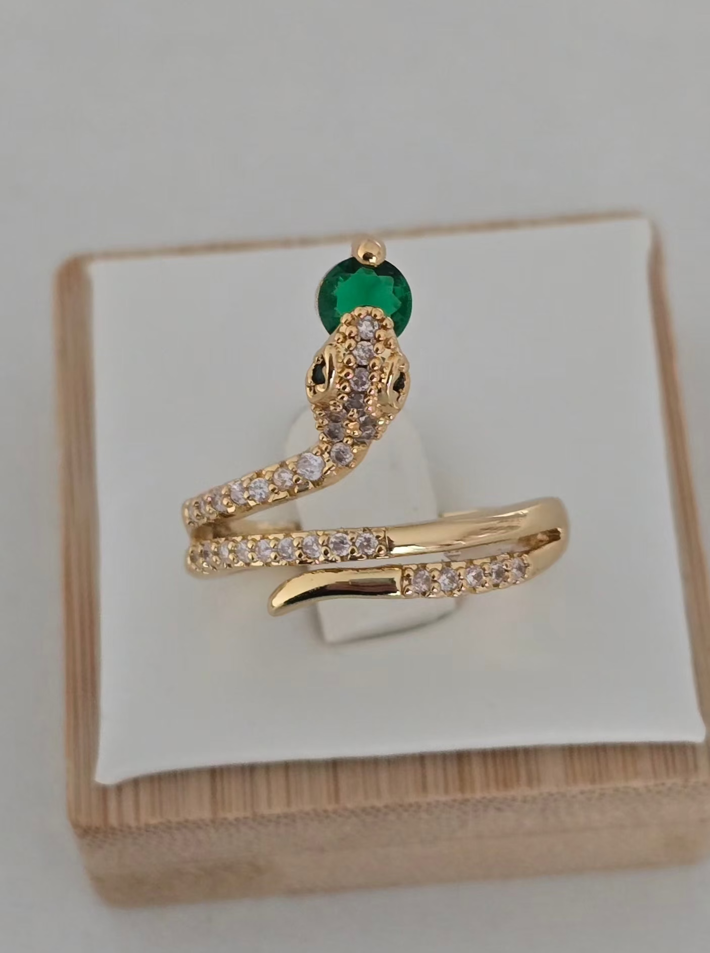 Bague Zya au style mystique et chic sur présentoir 