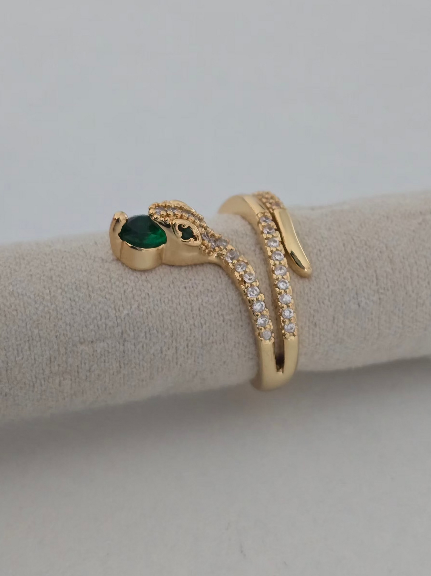 Détail des yeux verts assortis de la bague serpent Zya
