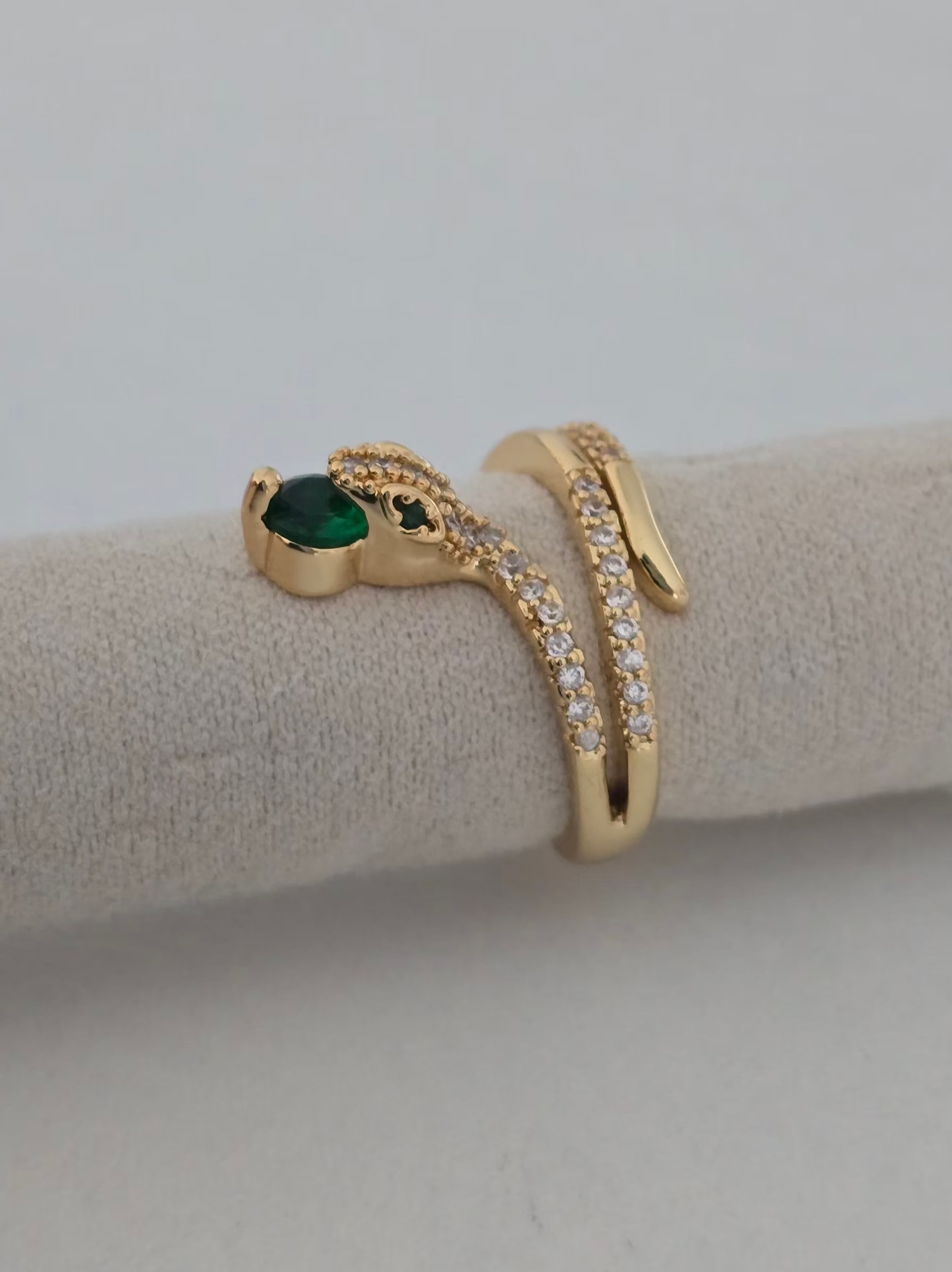 Détail des yeux verts assortis de la bague serpent Zya