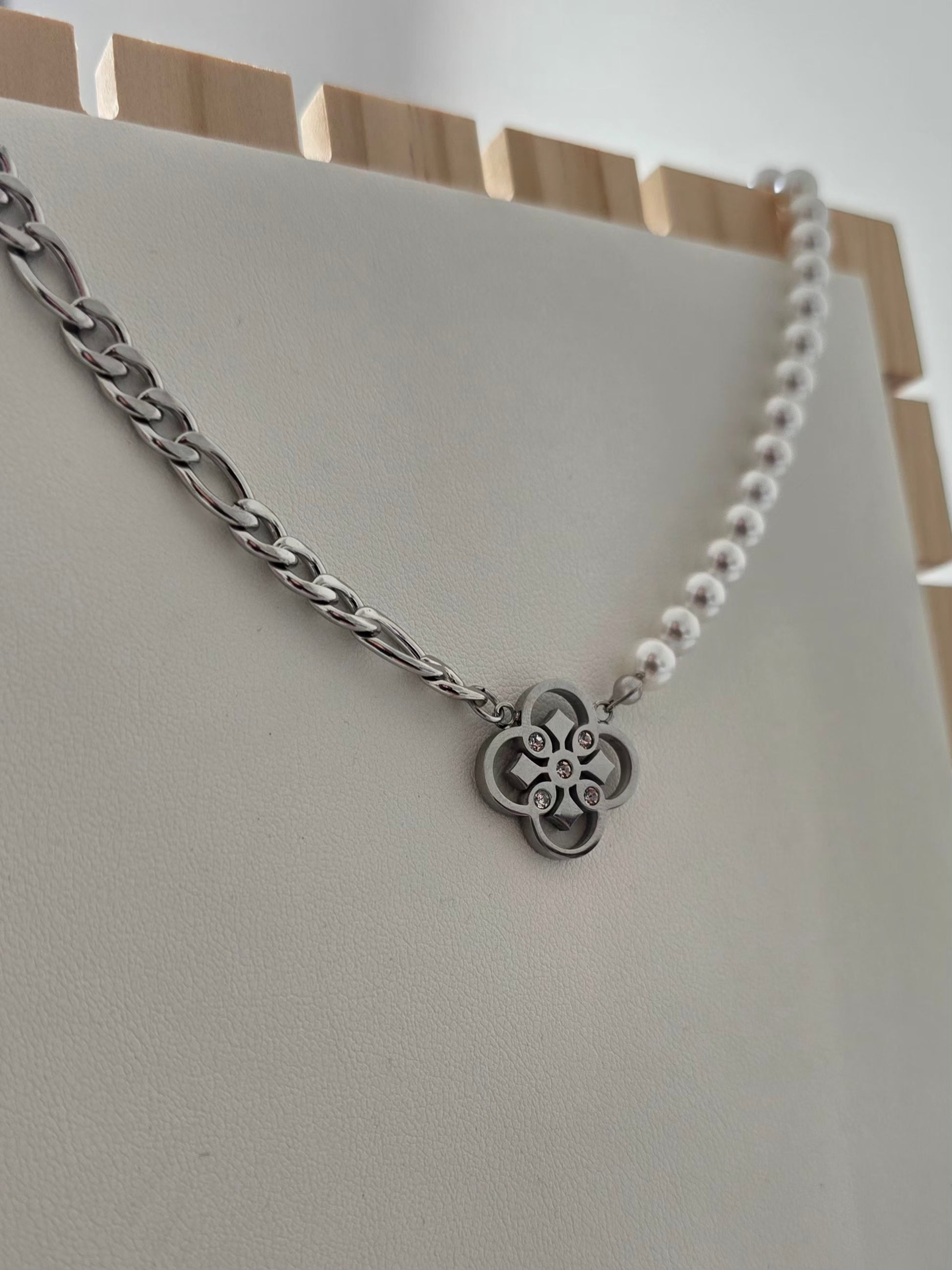 Collier raffiné avec perles blanches de 0,5 cm