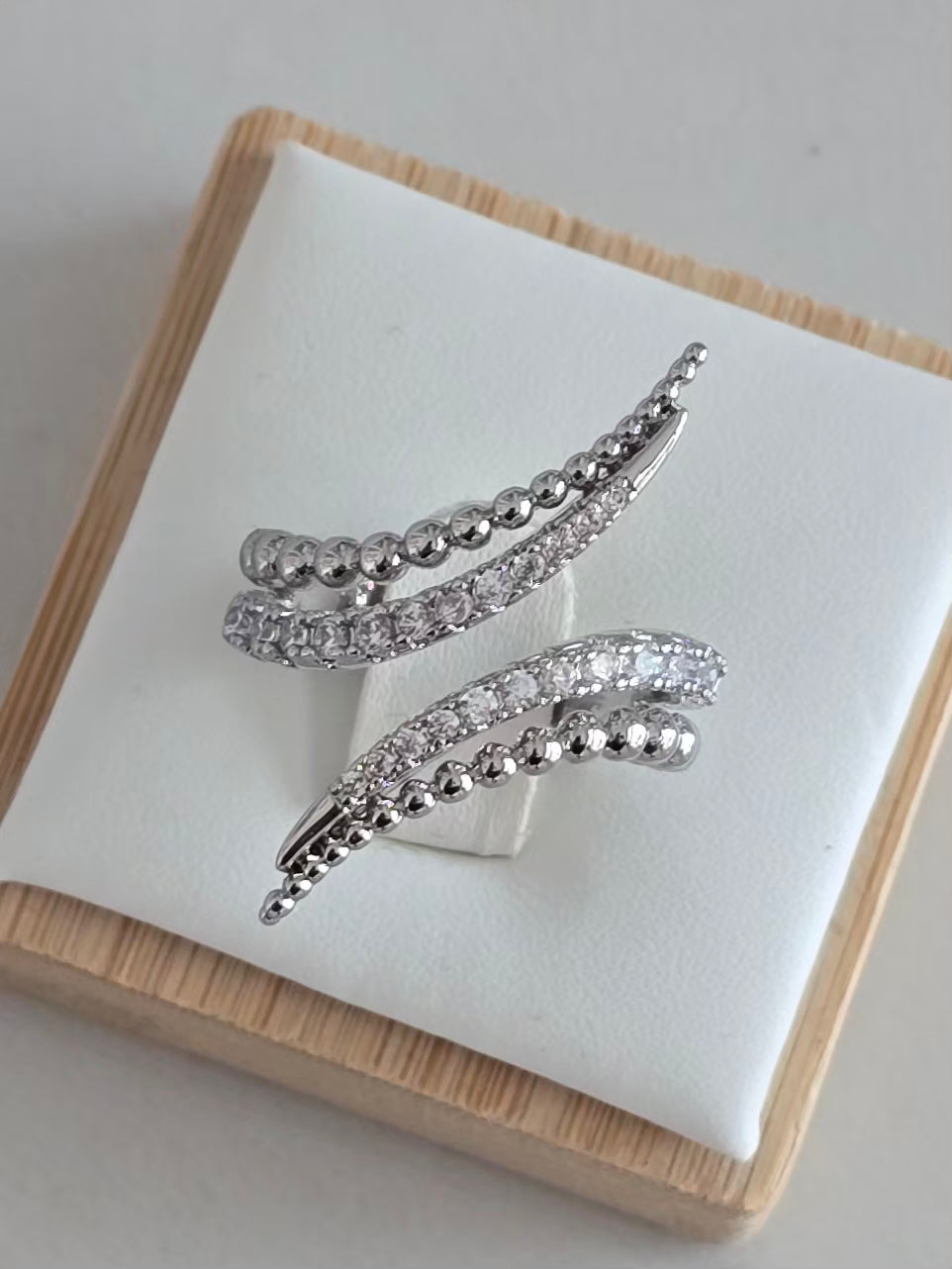 Bague ajustable dorée avec double rangée de zircons brillants