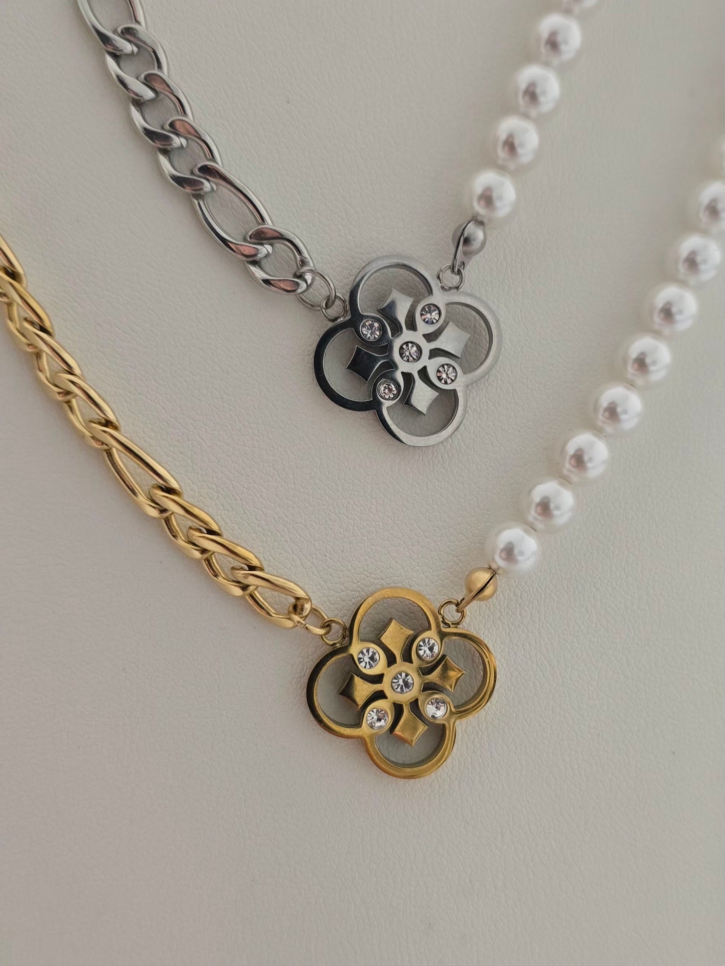 Gros plan sur la finition dorée ou argentée du collier