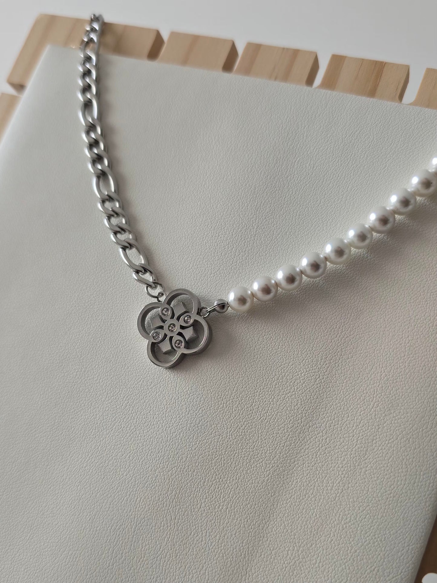 Bijou féminin combinant chaîne large et perles délicates