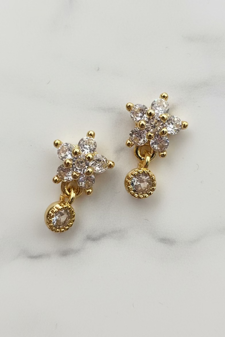 Boucles d'oreilles élégantes dorées avec motif fleur scintillant