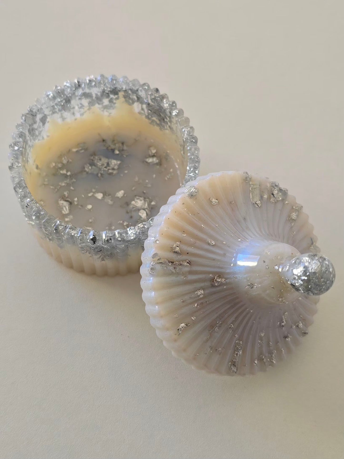 Boîte à bijoux artisanale blanc irisé avec incrustations de feuilles argentées 
