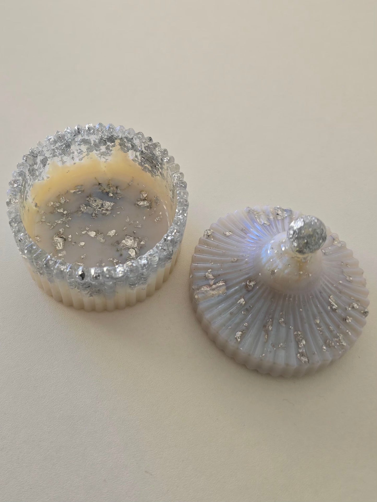 Boîte à bijoux artisanale en résine époux avec couvercle décoratif et feuilles d'argent