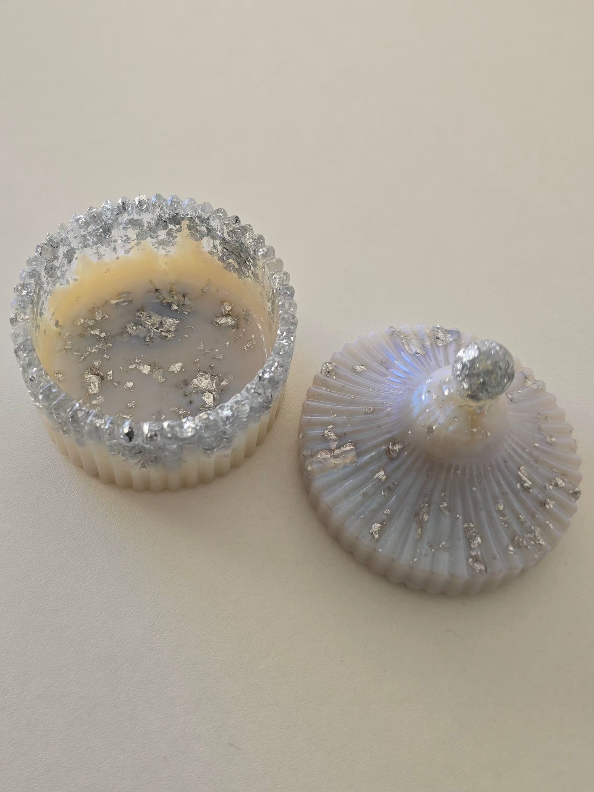 Boîte à bijoux artisanale en résine époux avec couvercle décoratif et feuilles d'argent