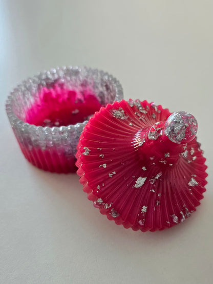 Boîte à bijoux artisanale rose fuchsia en résine epoxy avec feuilles d'argent 