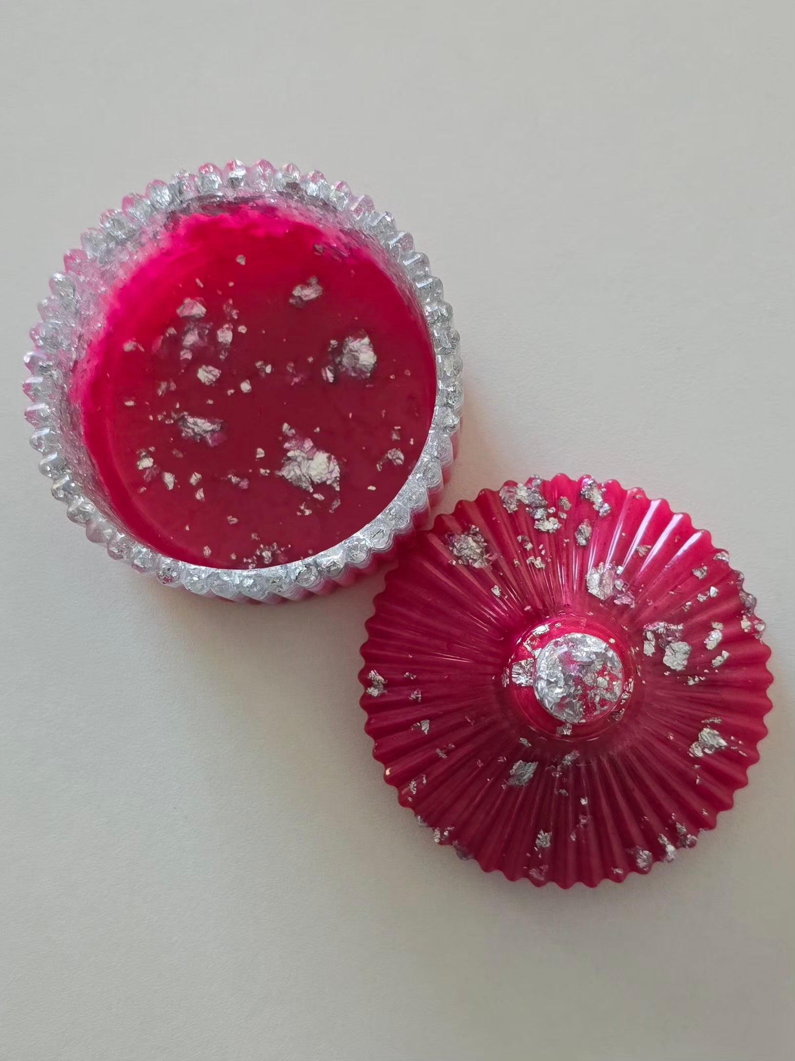 Biote à bijoux artisanale en résine epoxy rose fuchsia transparent avec feuilles d'argent 