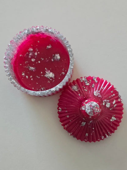 Biote à bijoux artisanale en résine epoxy rose fuchsia transparent avec feuilles d'argent 