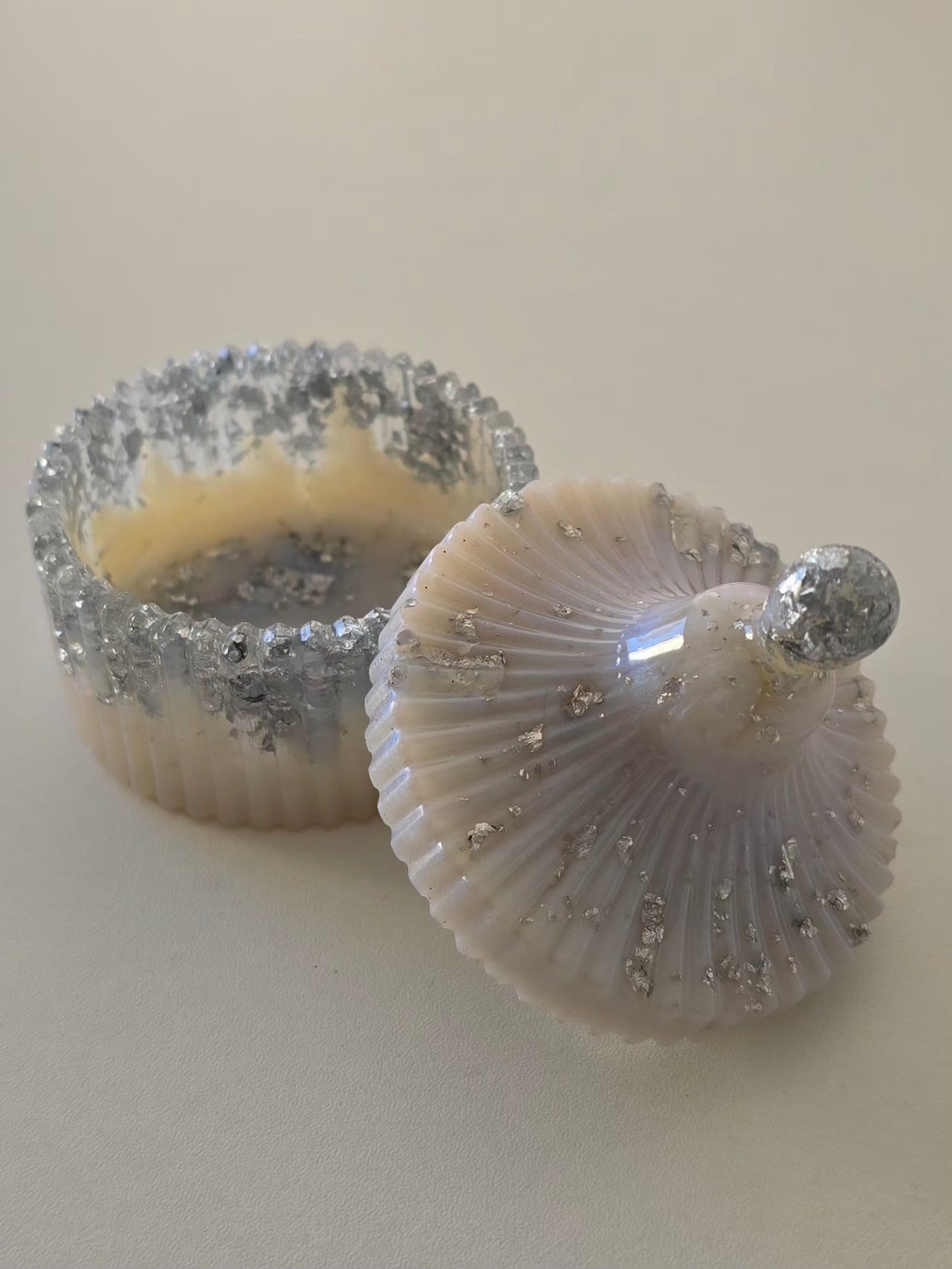 Boîte à bijoux design en résine epoxy blanc irisé et argent