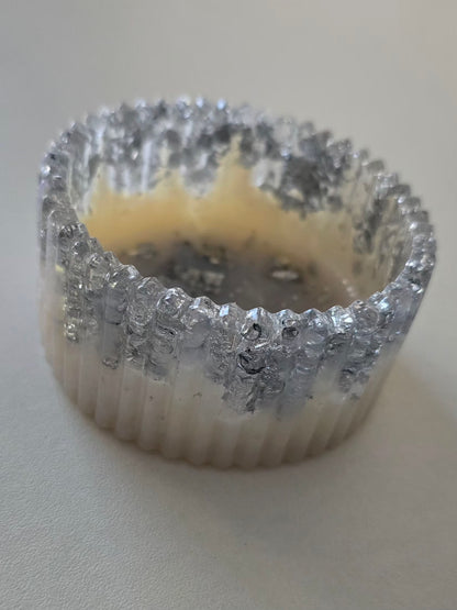 Boîte à bijoux élégante en résine epoxy blanc irisé style luxueux 