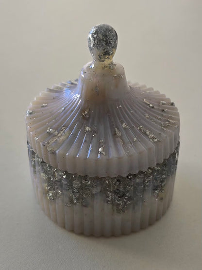 Boîte à bijoux en résine epoxy blanc irisé avec feuilles argentées création artisanale