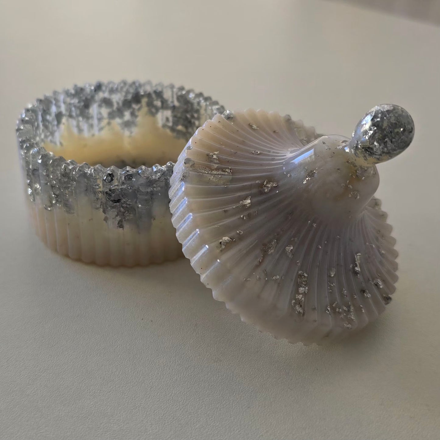Boîte à bijoux en résine epoxy avec couvercle ouvert montrant l'intérieur