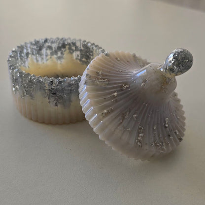 Boîte à bijoux en résine epoxy avec couvercle ouvert montrant l'intérieur