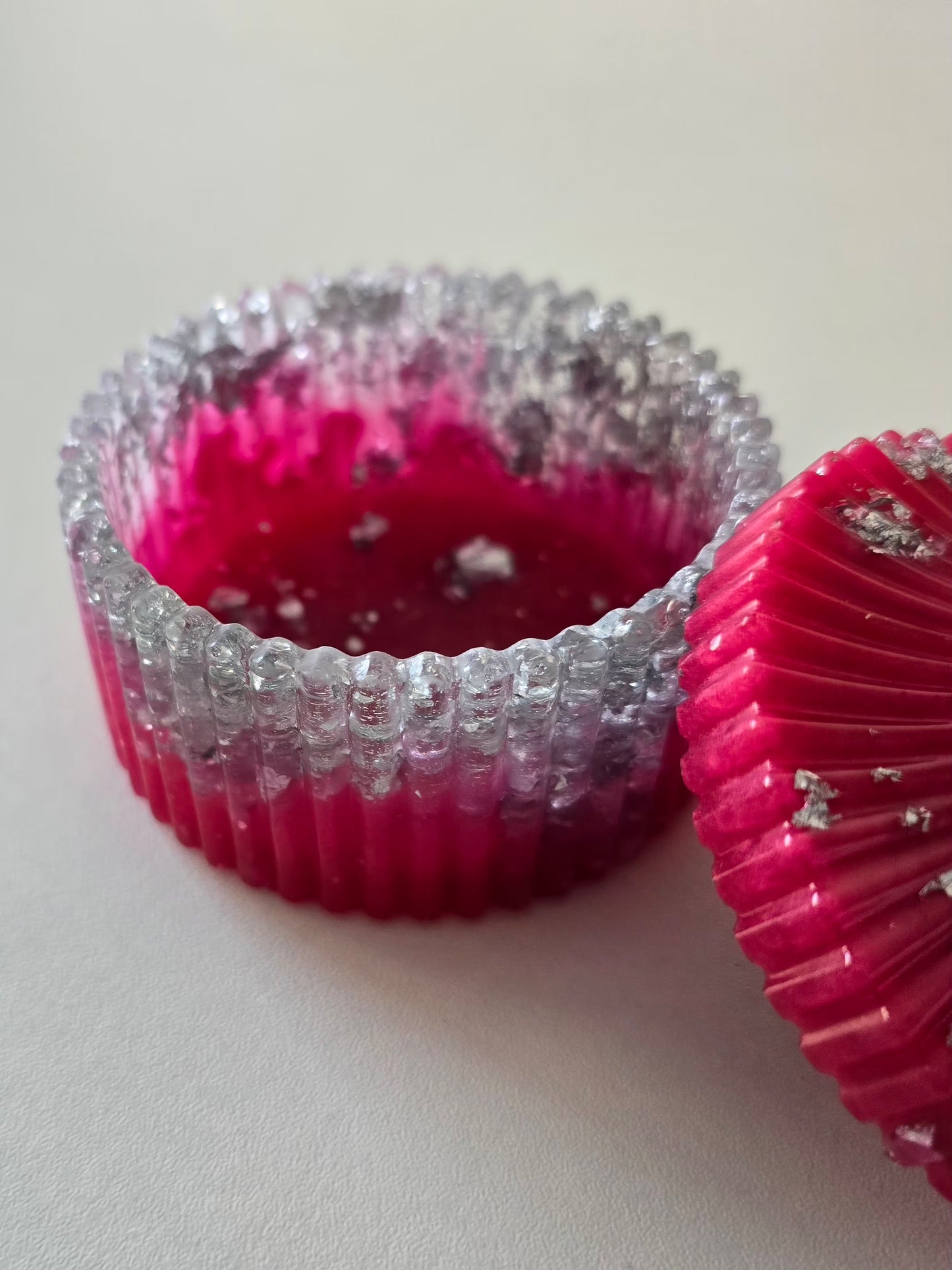 Boîte à bijoux rose fuchsia en résine epoxy avec couvercle décoratif et feuilles d'argent  