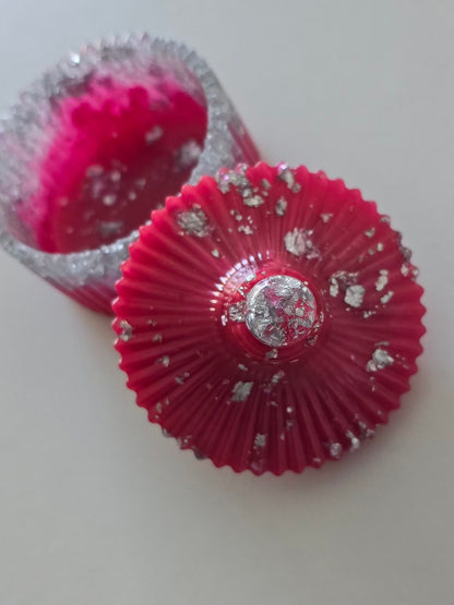 Boîte à bijoux rose fuchsia en résine epoxy avec couvercle ouvert montrant l'intérieur 