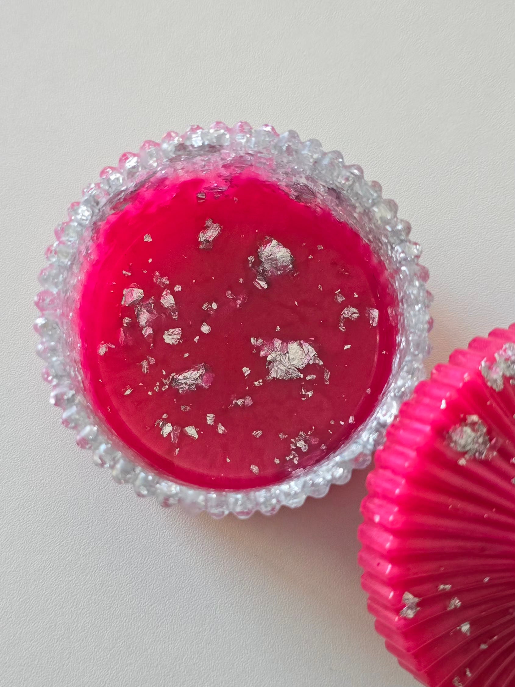Boîte à bijoux création unique en résine epoxy rose fuchsia transparente et argent