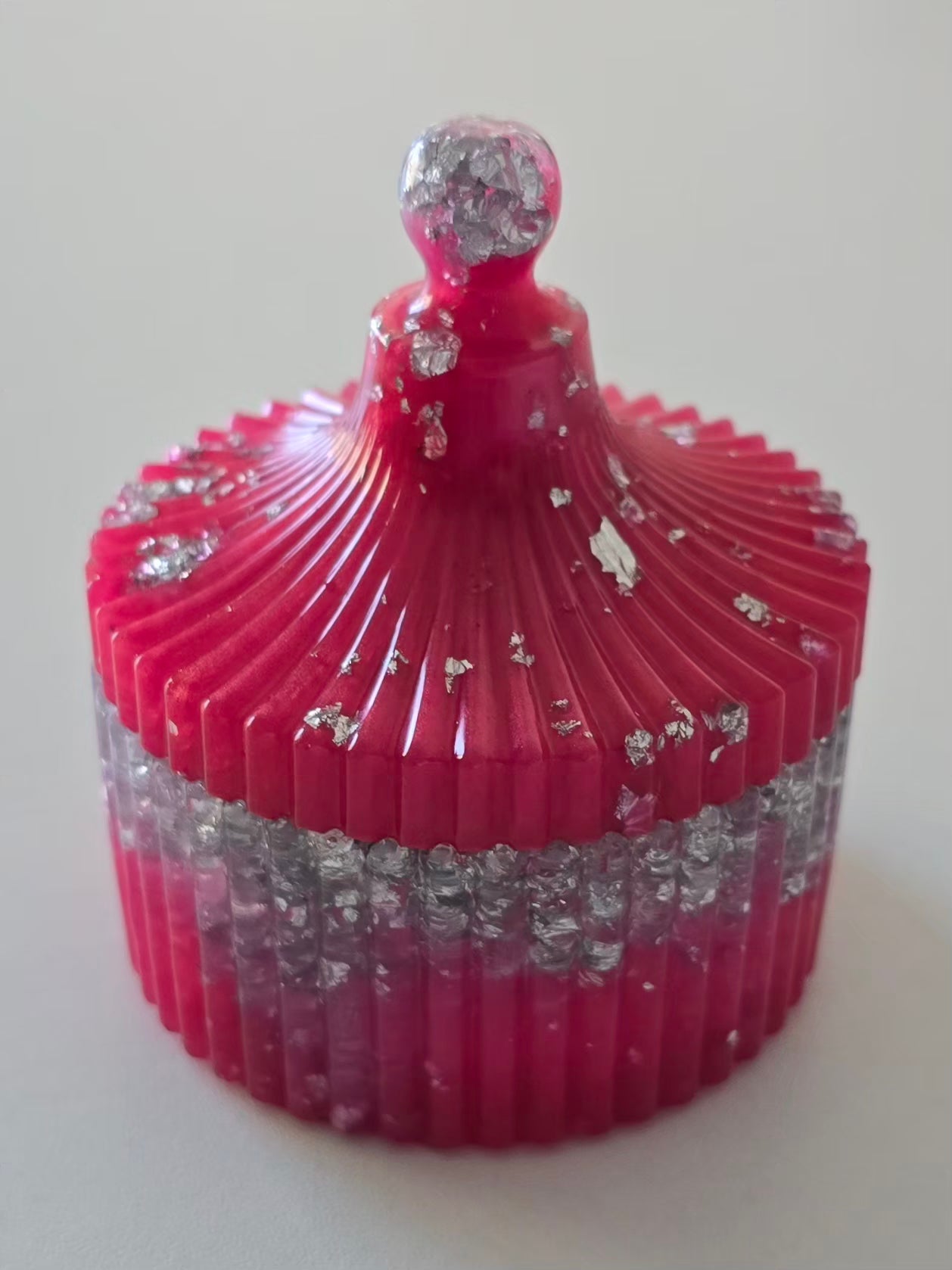Boîte à bijoux en résine epoxy rose fuchsia irisé avec feuilles d'argent création artisanale
